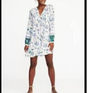Old Navy women’s XS floral Pin tuck swing dress 
Deep V tie long sleeve mini